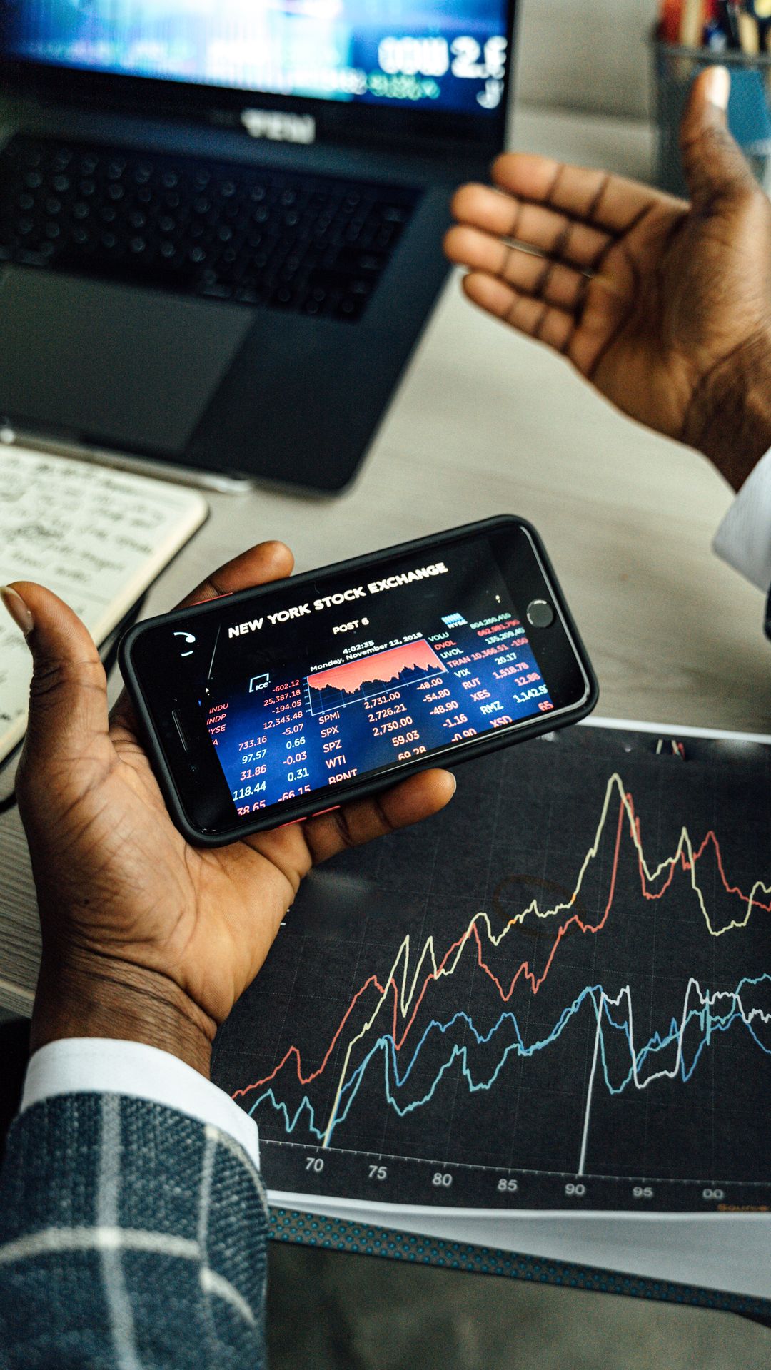 Most Persian Gulf stock markets fall in mid-July 2026 sessions; symbolic image