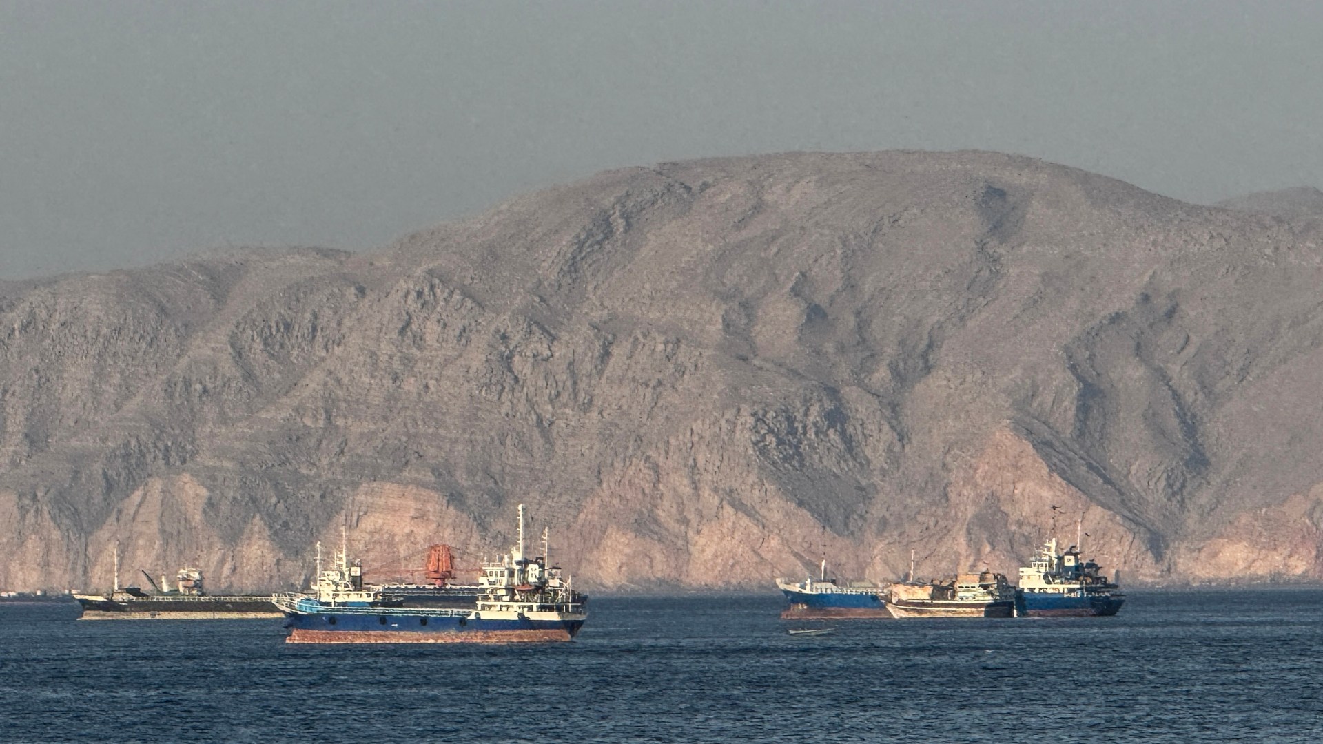 The Strait of Hormuz fee dispute persists, Thursday 15 Mordad (Source: Al Jazeera)