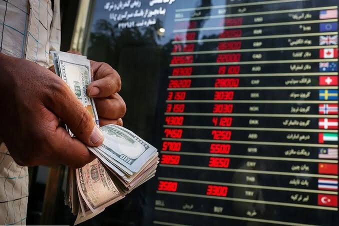 فاصلهٔ دلار کارت ملی با بازار آزاد به حدود ۸ هزار تومان رسید