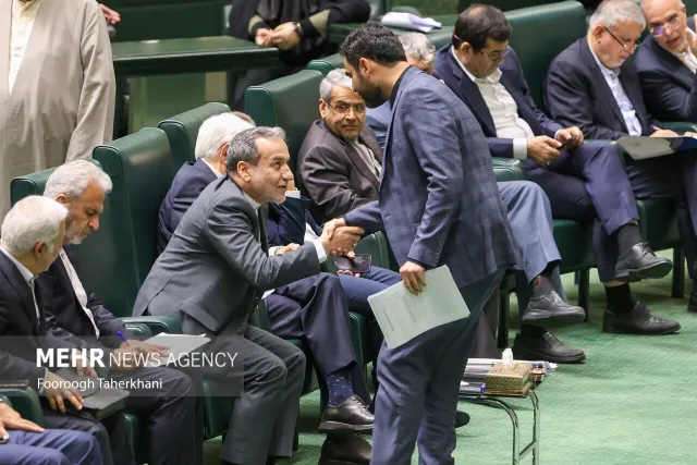 Image accompanying Khabaronline's report on the foreign minister's impeachment motion