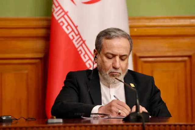 Archive image of Abbas Araghchi accompanying Donya-e-Eqtesad's report